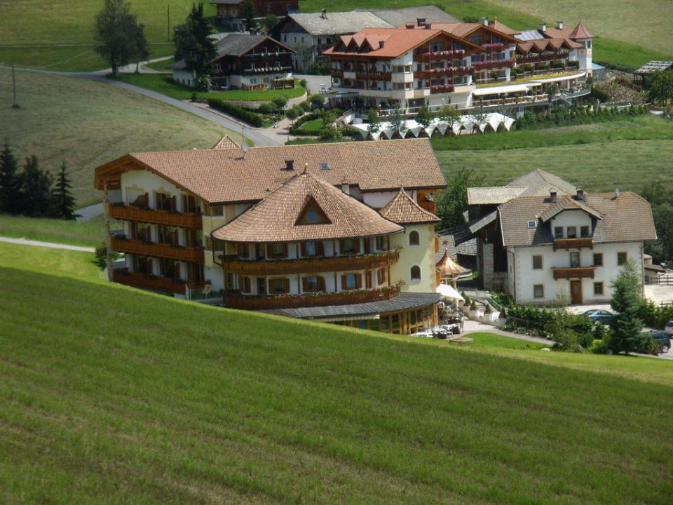 Blick von der Strasse auf das Hotel Hotel Edelweiss