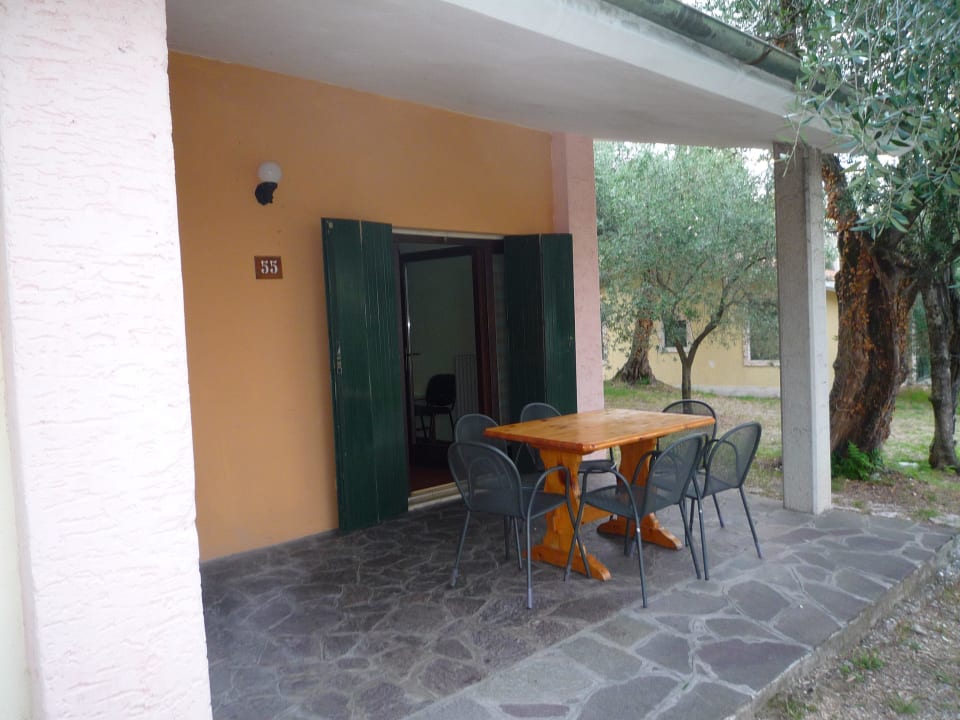 Die Terrasse unserer Villa... Residence Parco del Garda