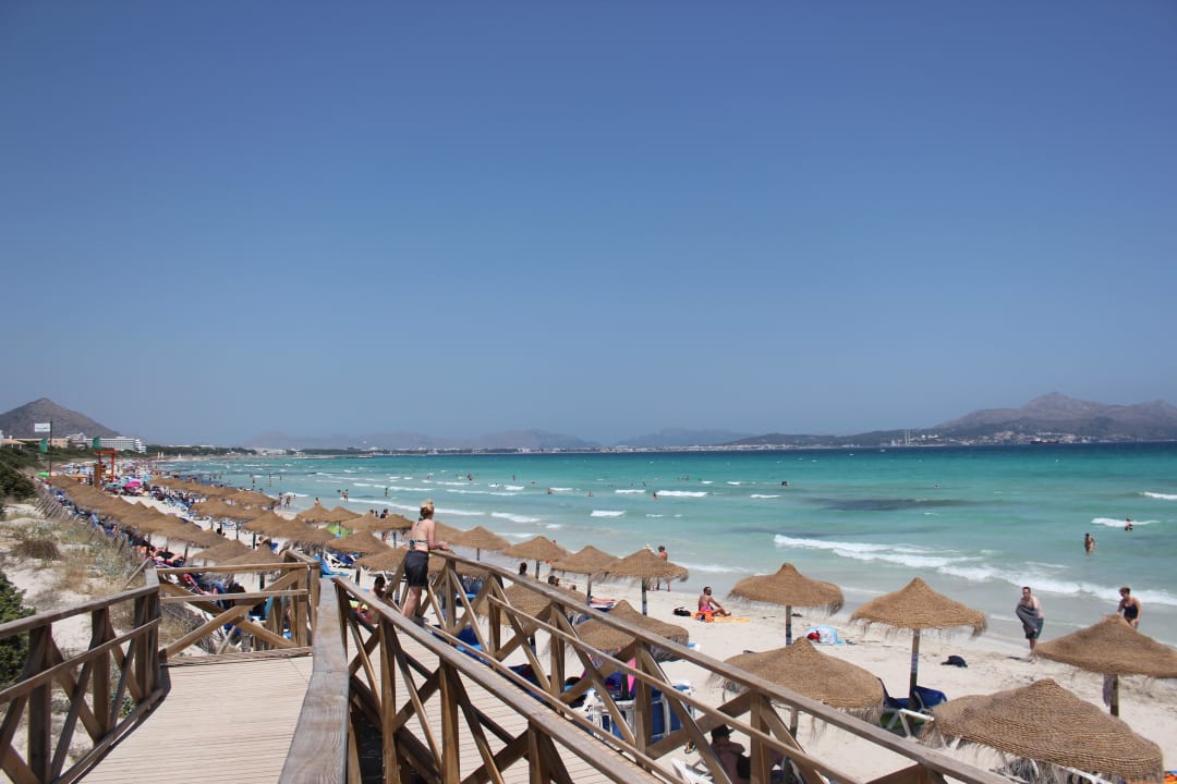 Weg über Holzsteg zum Strand allsun Hotel Eden Playa