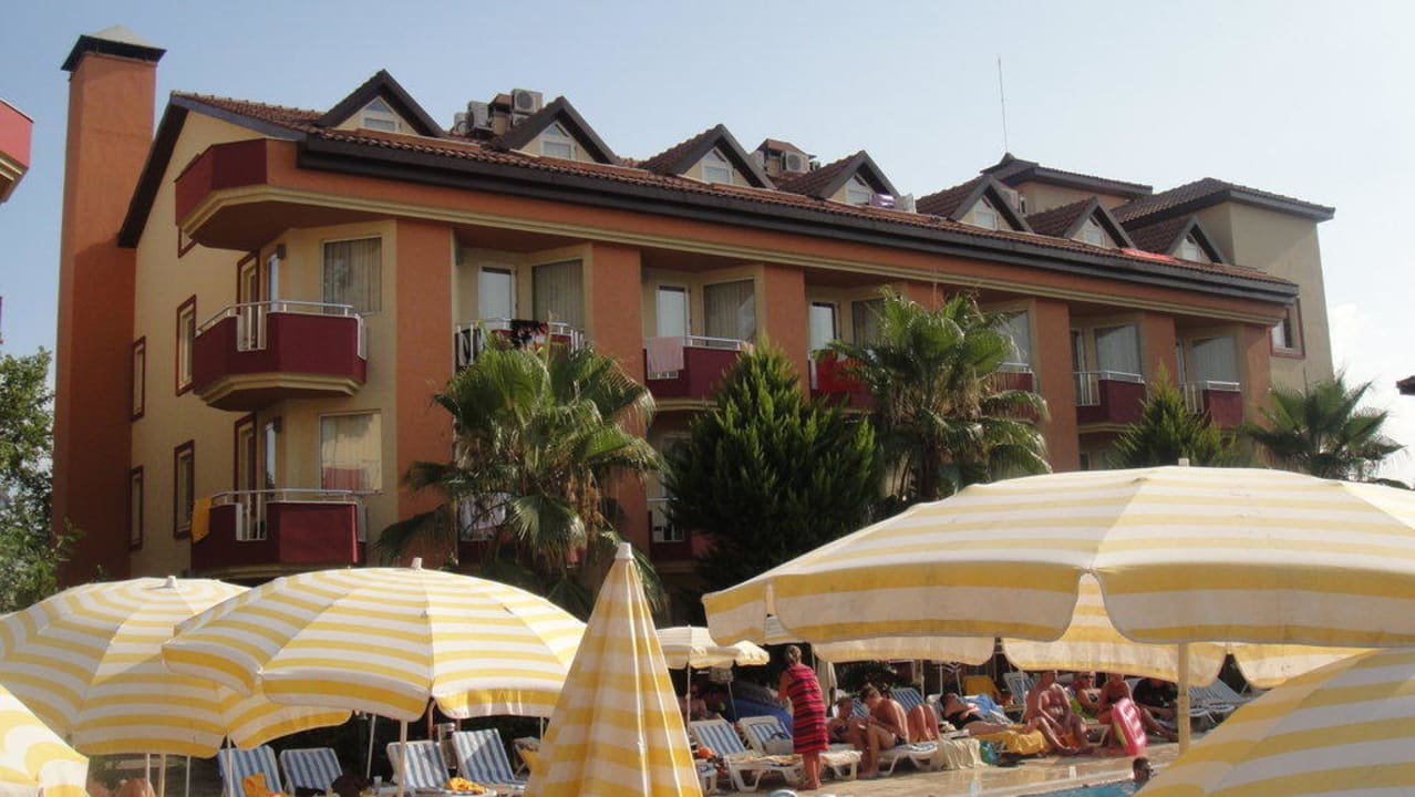 Blick aufs Hotel vom Pool Hotel Orfeus Park