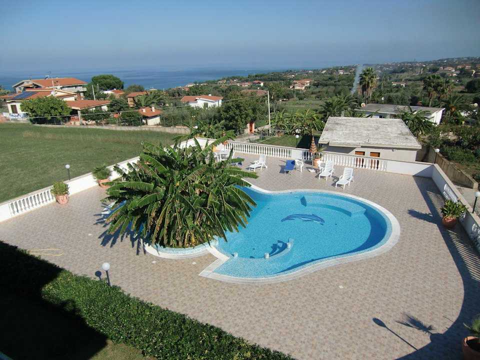 Blick vom Appartement auf die Poolanlage Eolo Hotel