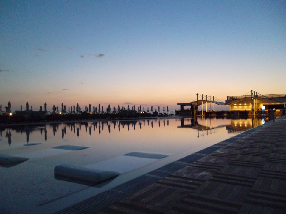Pool am Abend Gold Island Selected