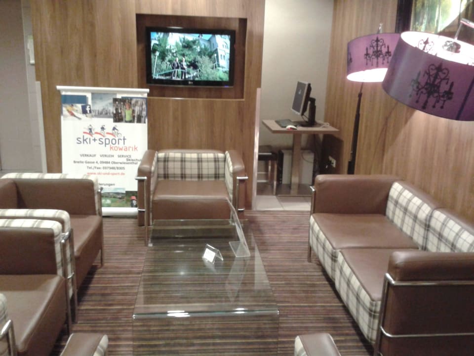 Sitzgelgenheit vor dem Restaurant Rathaushotels Oberwiesenthal