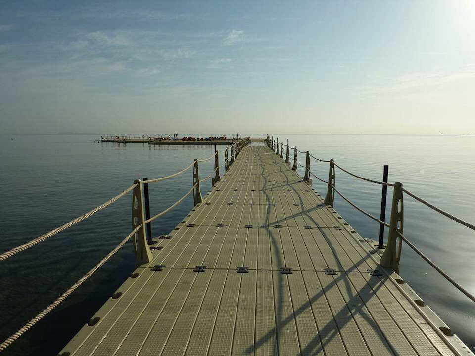 Steg aufs Meer mit großer Plattform Pickalbatros Palace Resort