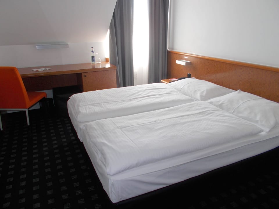 Zweckmässig eingerichtetes Zimmer ARA-Hotel Classic