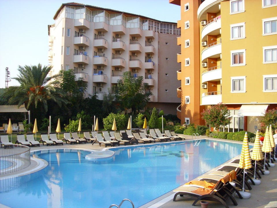 Ruhepool mit Block 7 Alaiye Resort & Spa