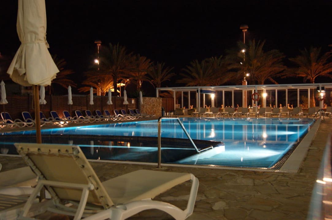 Der Pool vom weitem Hotel HM Gran Fiesta