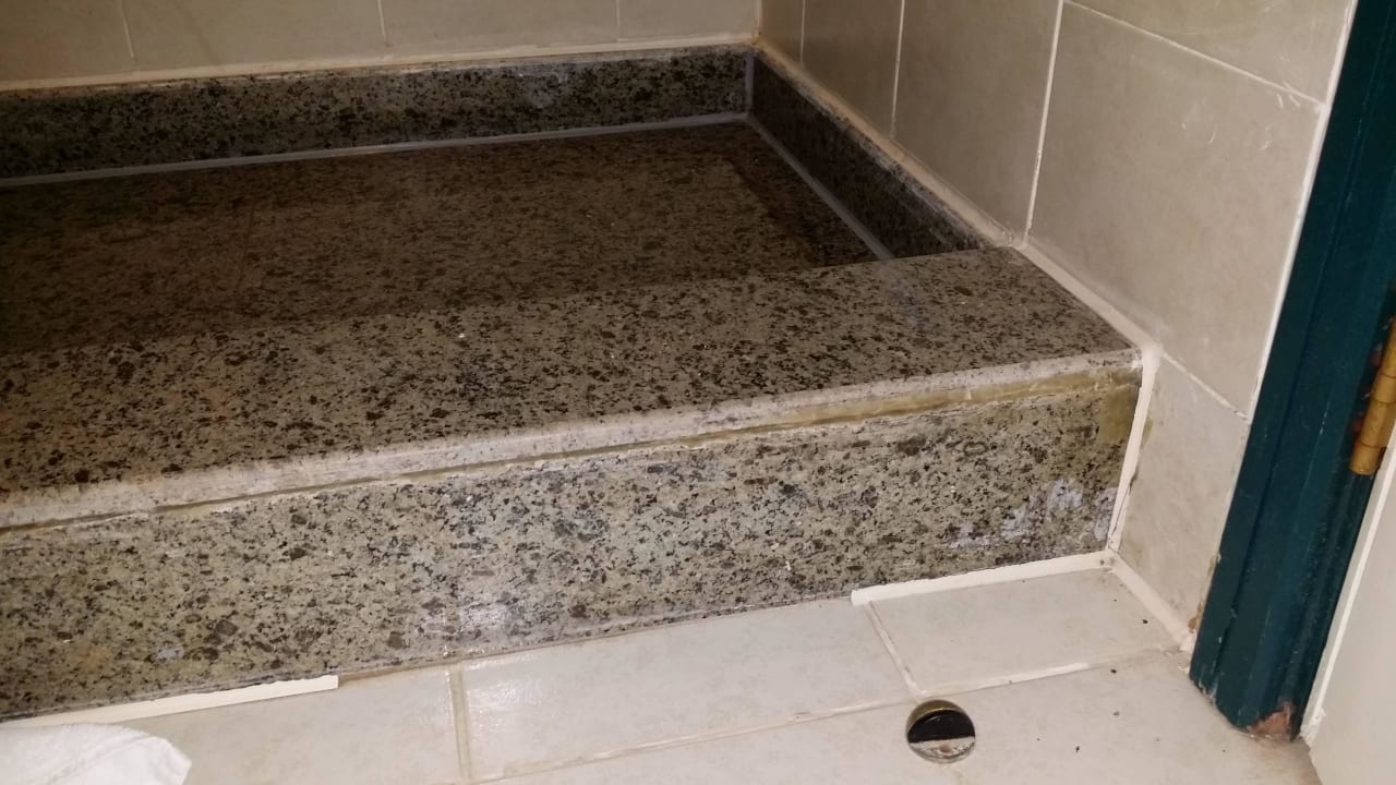 Badezimmer mit vielen fehlenden Fugen Sultan Gardens Resort