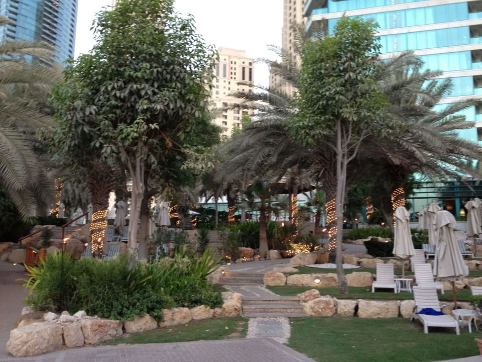 Weg vom Strand zum Pool Hilton Dubai Jumeirah