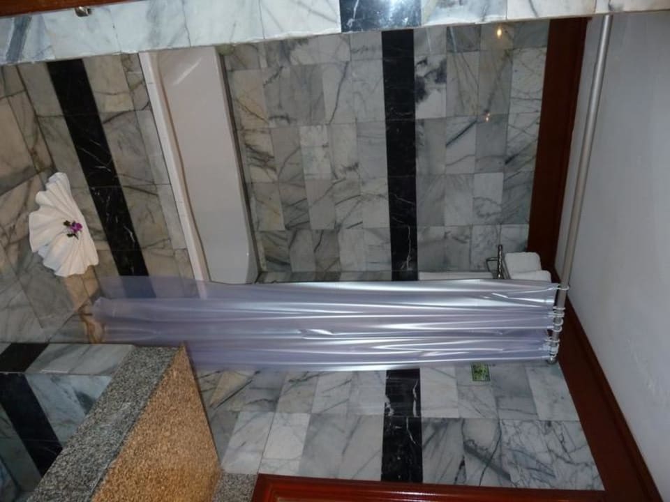 Bad im Gardenwing alt The Fair House Beach Resort