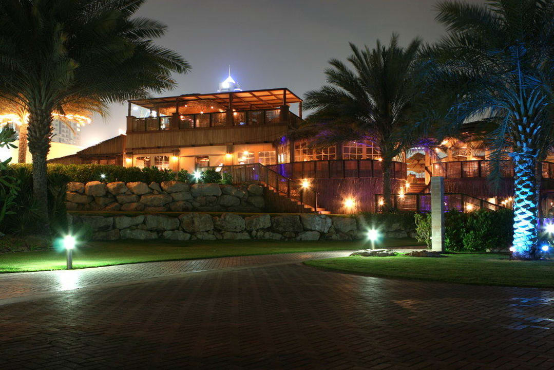 Barasti-Bar bei Nacht Le Meridien Mina Seyahi Beach Resort & Waterpark