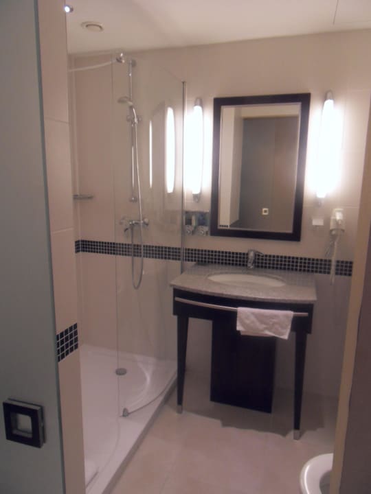 Sehr gepflegtes neues Bad Hampton by Hilton Berlin City West