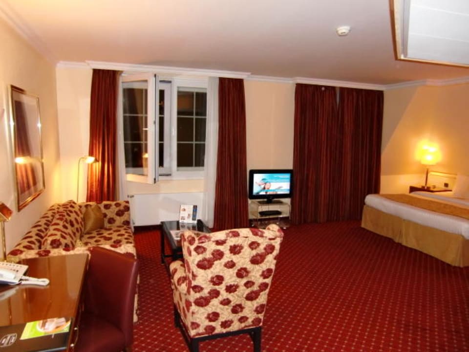 Großzügiges Zimmer mit Sitzecke Hotel Courtyard by Marriott Hamburg Airport