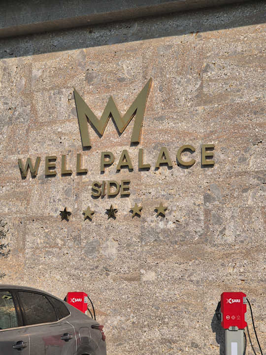 Lobby Well Palace Side