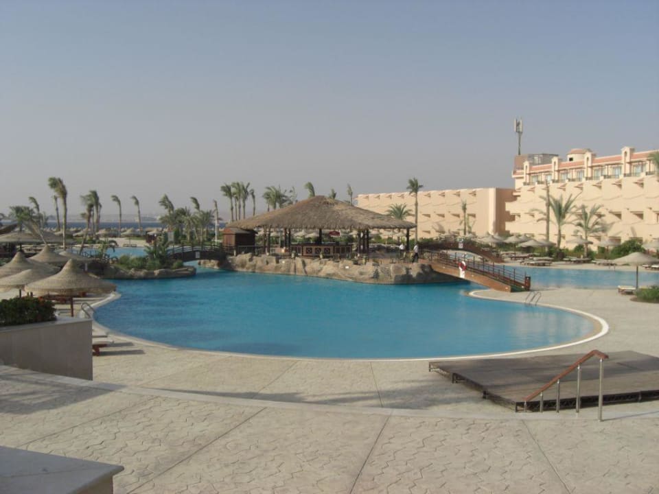 Pool und Poolbar Pyramisa Beach Resort Sahl Hasheesh