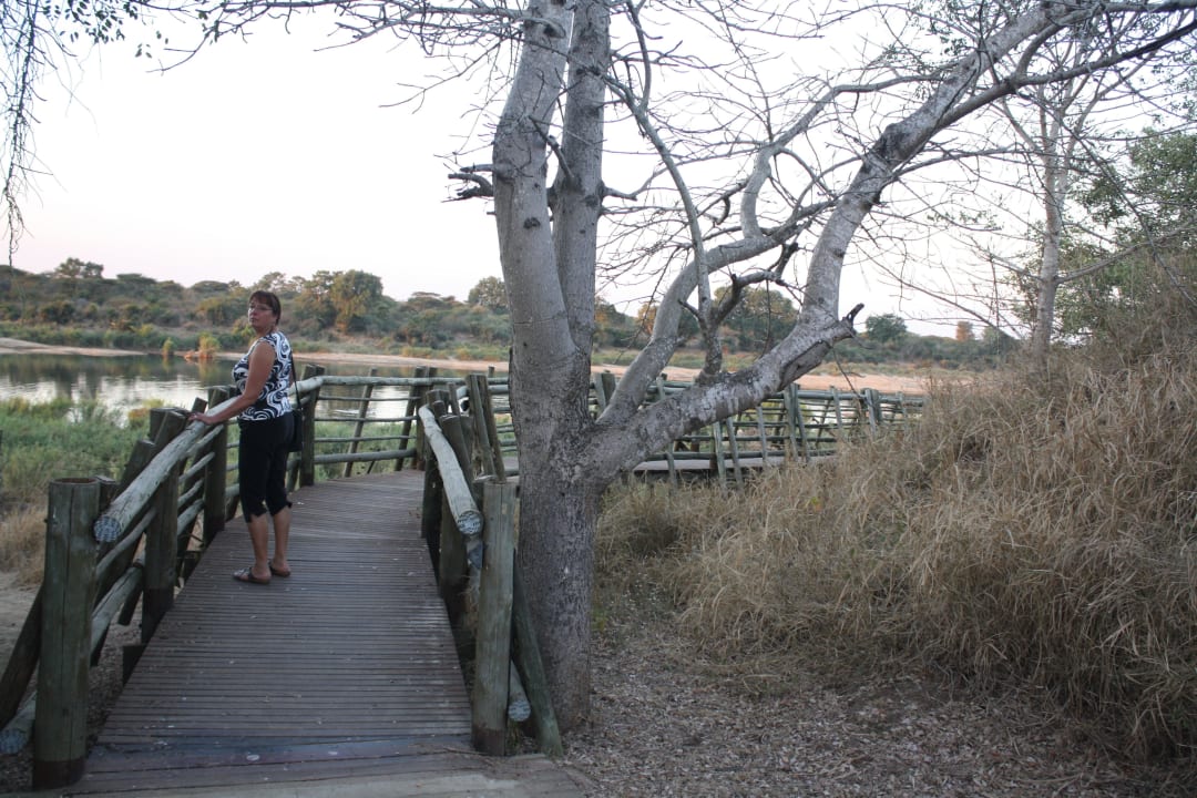 Weg am Fluss entlang zum Restaurant und Shop Restcamp Lower Sabie