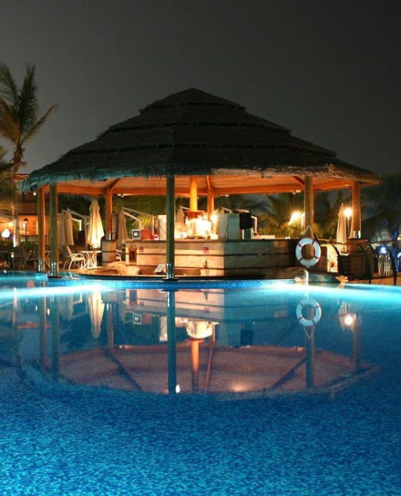 Pool bei Nacht Le Meridien Mina Seyahi Beach Resort & Waterpark