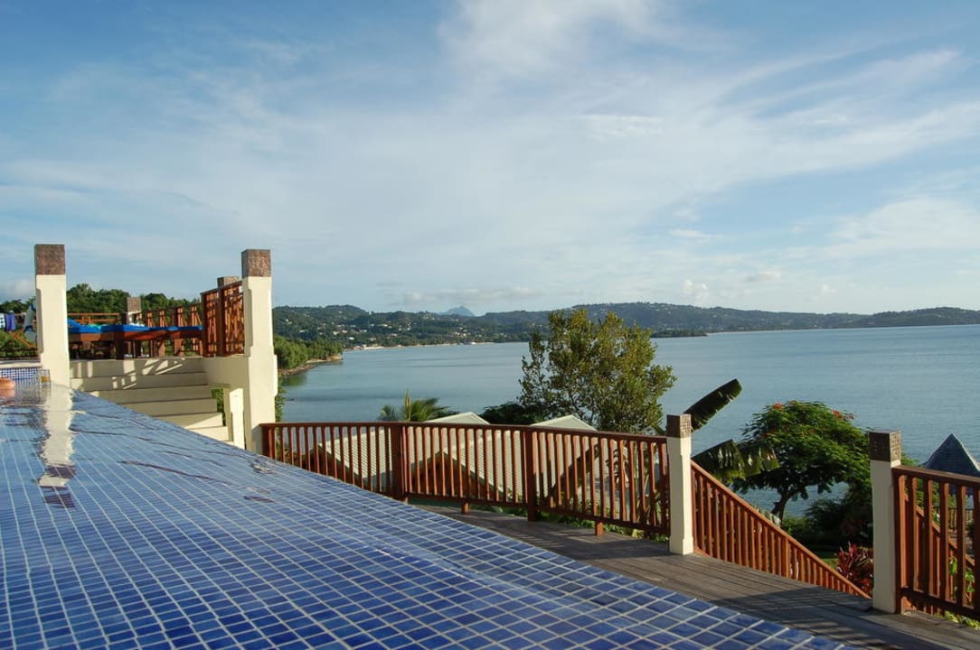 Ausblick auf das Meer aus dem Pool Calabash Cove Resort & Spa