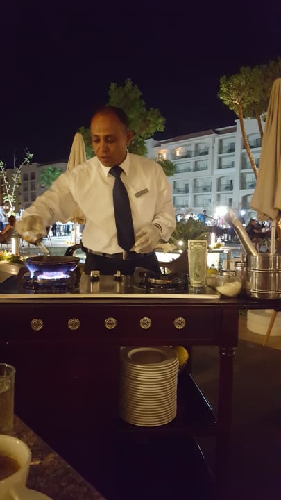 Am Tisch flambierte Banane zubereitet  Pickalbatros White Beach Resort - Hurghada