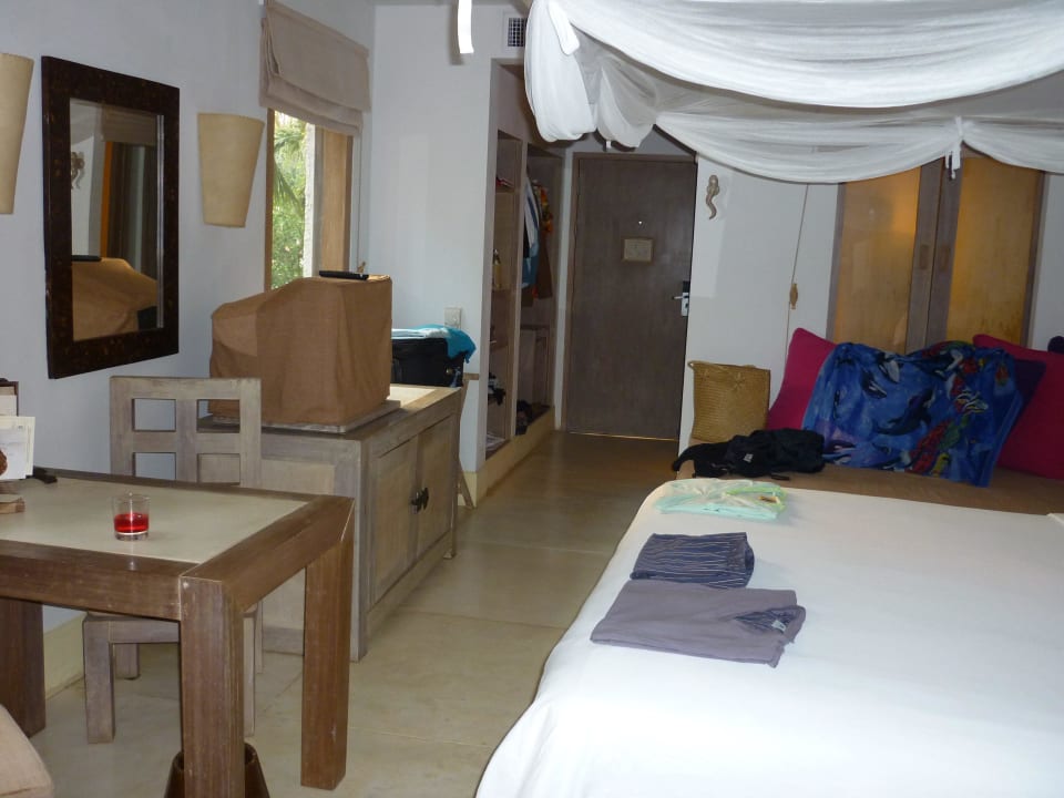 Blick ins Zimmer mit Naturholzmöbeln Wyndham Hua Hin Pranburi Resort & Villas