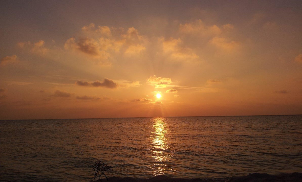 Einer der vielen tollen Sonnenuntergänge Summer Island Maldives