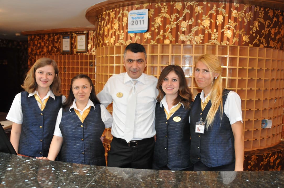 Das freundliche Team an der Rezeption Botanik Hotel & Resort