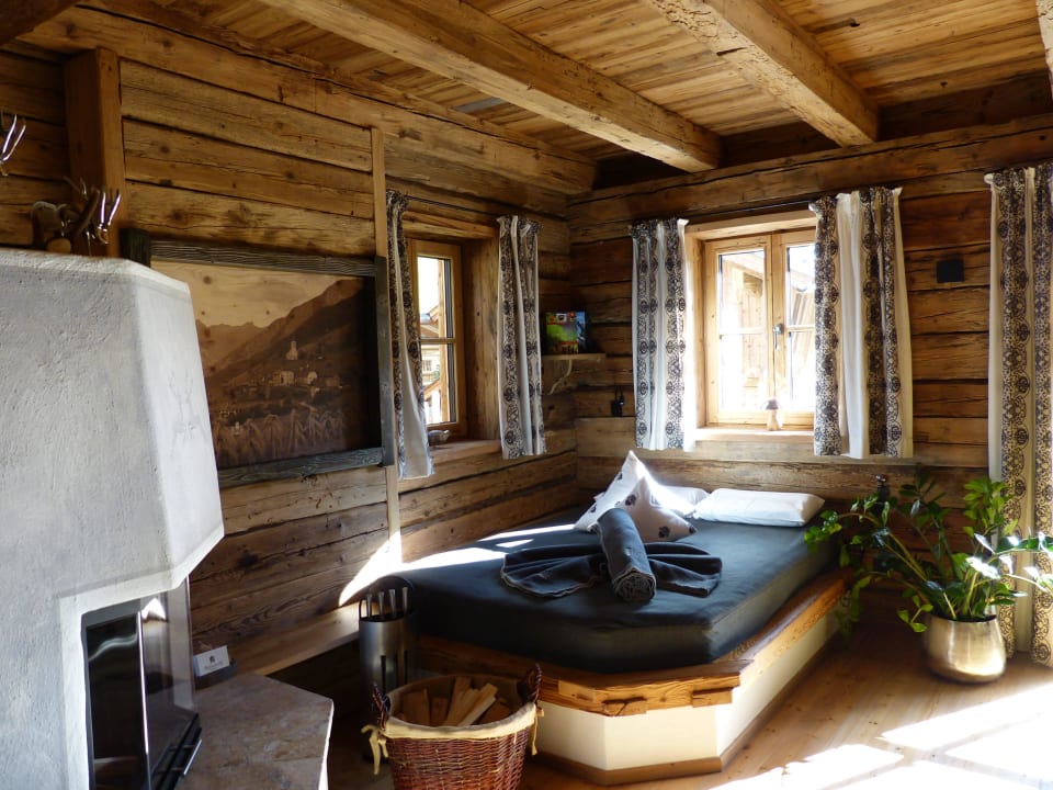 Wohnbereich mit Kamin und Kuschelsofa Chaletdorf Auszeit