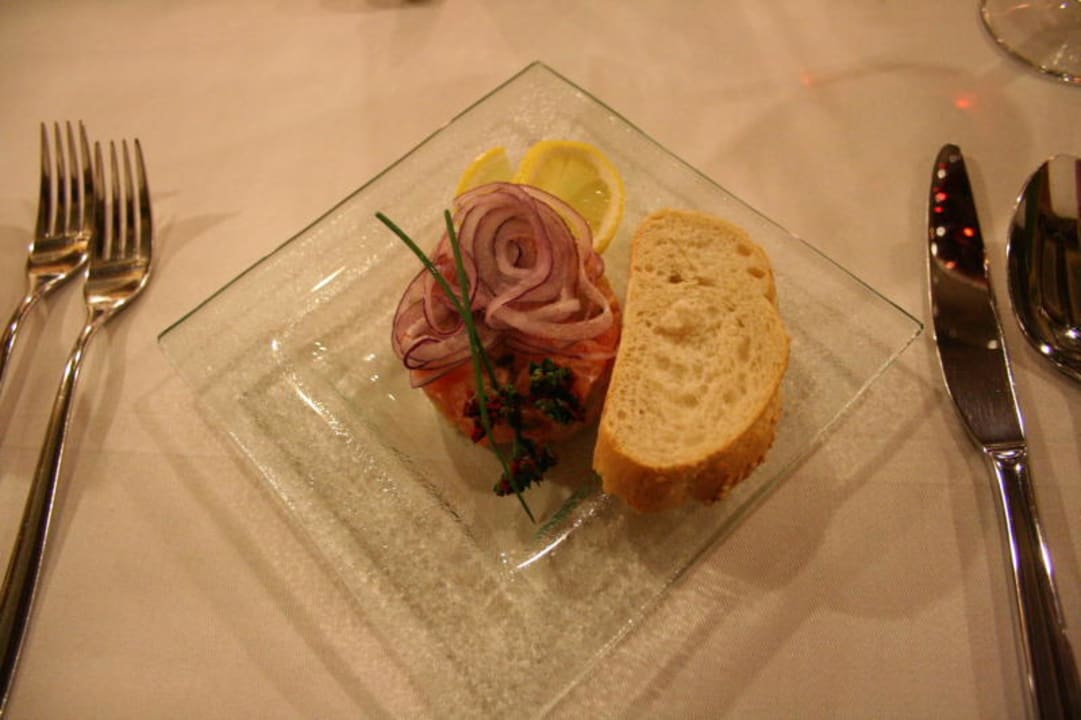 Tartar vom Fjorlach mit roter Zwiebelwolke Berghotel Tirol