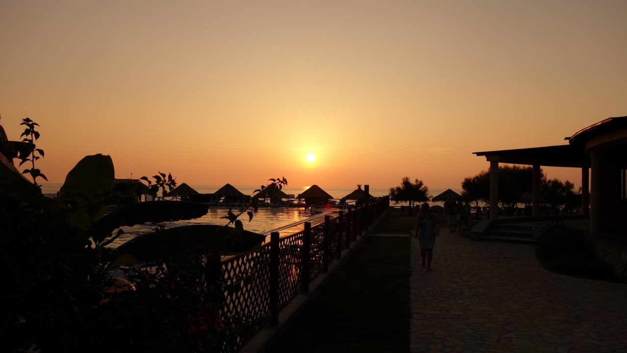 Anlage im Abendlicht Villaggio Torre Ruffa Robinson