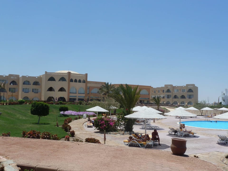 Hauptpool und Hauptgebäude Three Corners Equinox Beach Resort