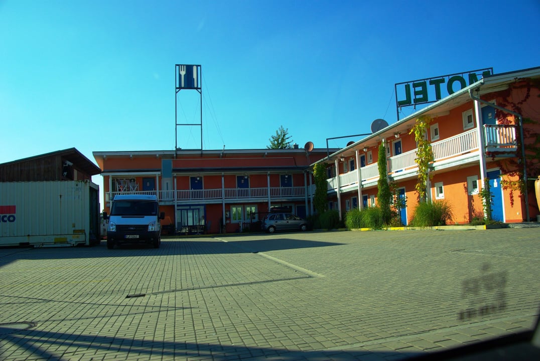 Links Autopflege - Mitte Eingang Max Motel