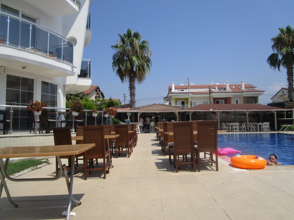 Pool und Sitzplätze für das Abendessen Nevada Hotel & Spa