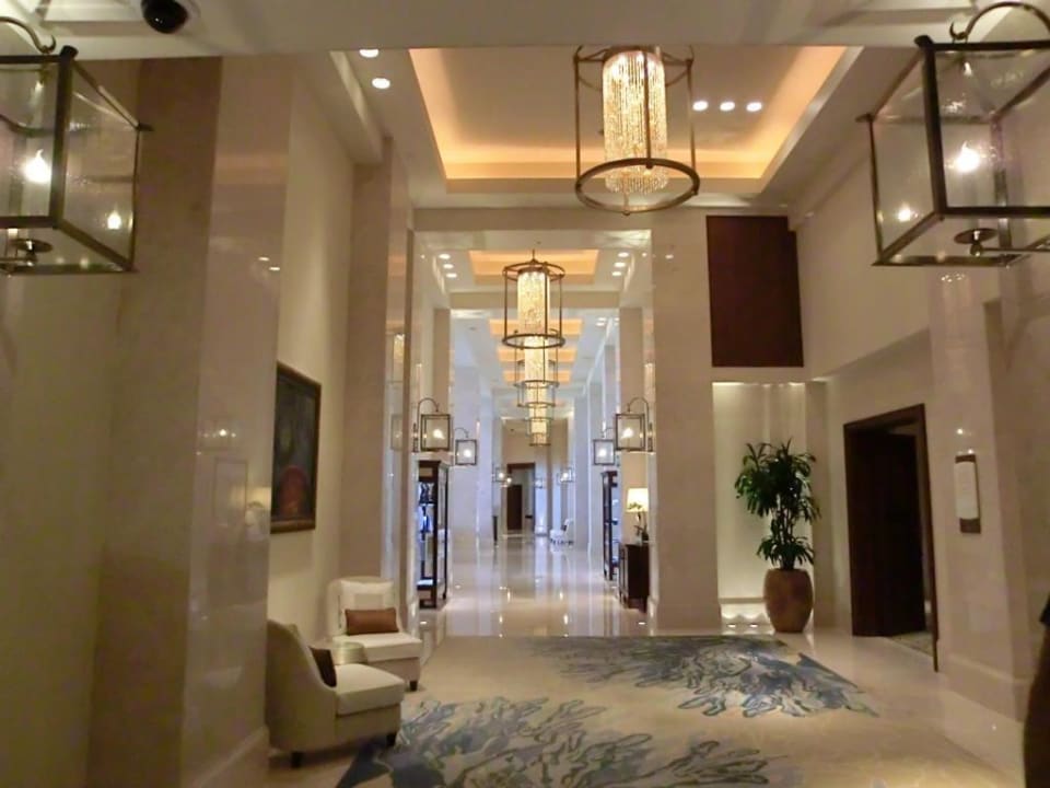 Von Lobby in Richtung Manhatten Lounge The St. Regis Saadiyat Island Resort, Abu Dhabi