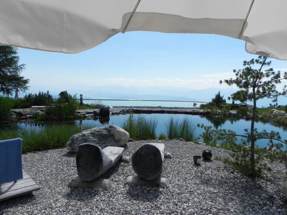 Unter dem Sonnenschirm zum Almsee Mountain Resort Feuerberg