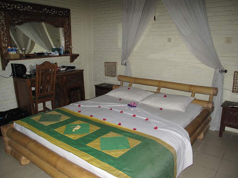 Liebevoll hergerichtetes Bett Pondok Sari Beach Resort & Spa