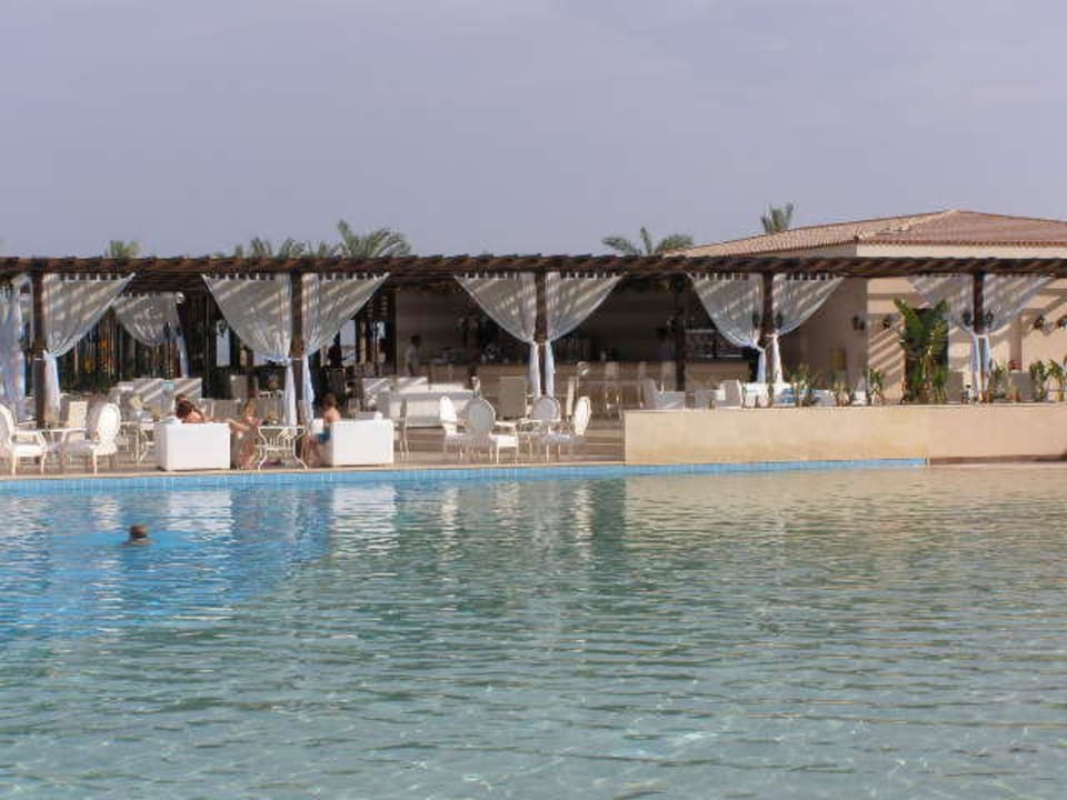 Bar na basenach JAZ Aquamarine Resort