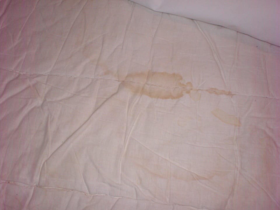 Bett mit Flecken Pension Gredler