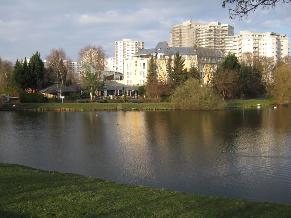Hotel von der anderen Seeseite Hotel Rheinsberg am See