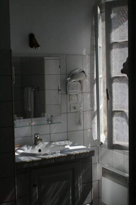 Bad: klein, alte, aber sauber Hôtel Le Couvent Royal