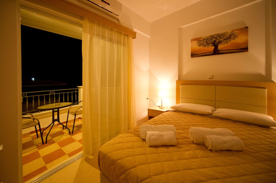 Doppelbett Zimmer Hotel Alexander's House