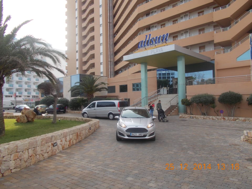 Hotelzufahrt und Eingang allsun Hotel Pil-lari Playa