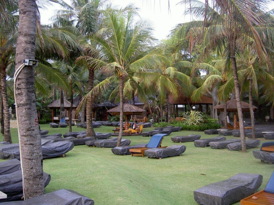Garten mit Liegen am Abend Bali Mandira Beach Resort & Spa