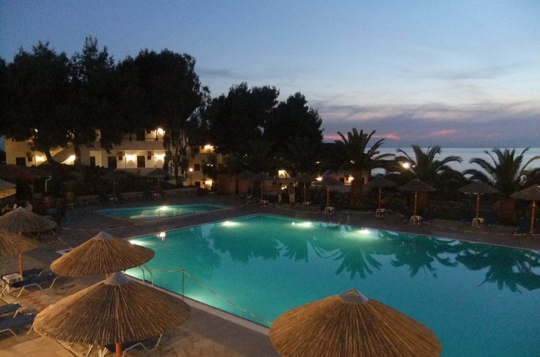 Blick auf Pool und Zimmer Blue Dolphin Resort Hotel