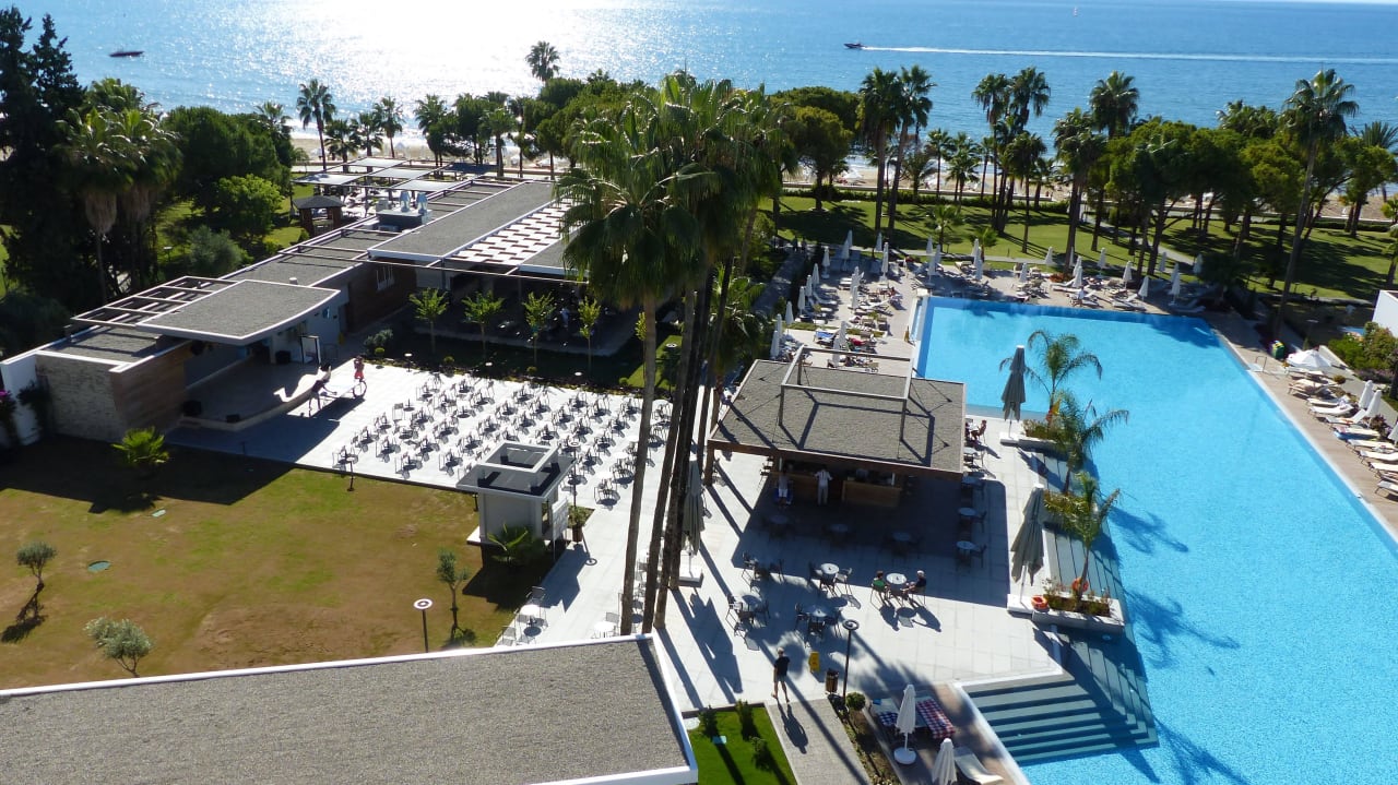 Blick zum Strand Acanthus Cennet Barut Collection