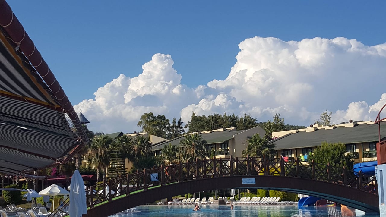 Blick vom Pool auf die Hotelanlage Oz Hotels Incekum Beach