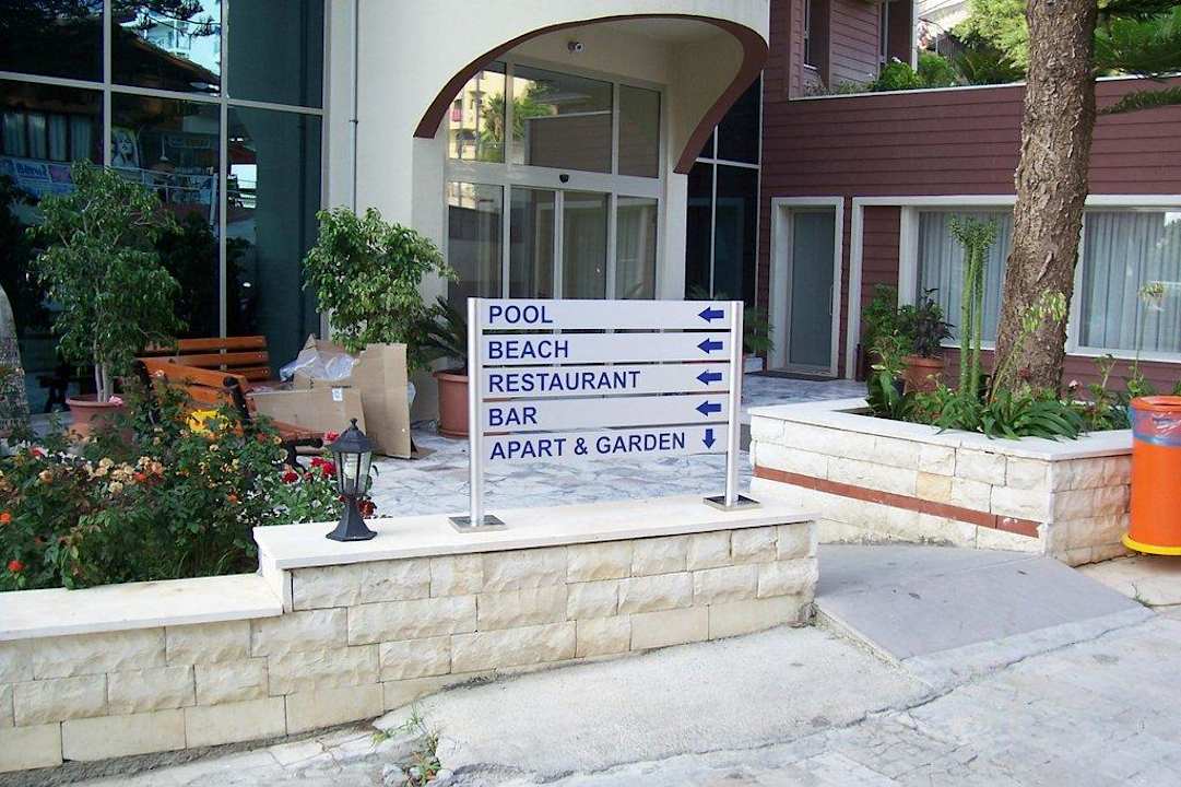 Hoteleingang Hotel Sirma