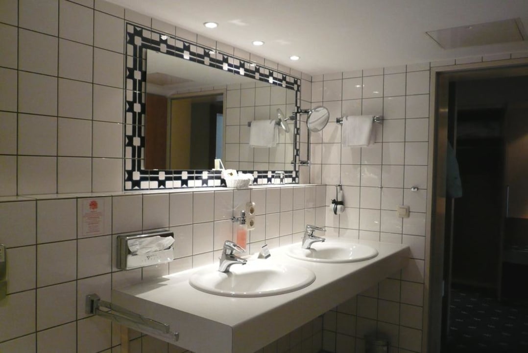 Bad mit 2 Waschbecken & Spiegel Best Western Premier Park Hotel & Spa