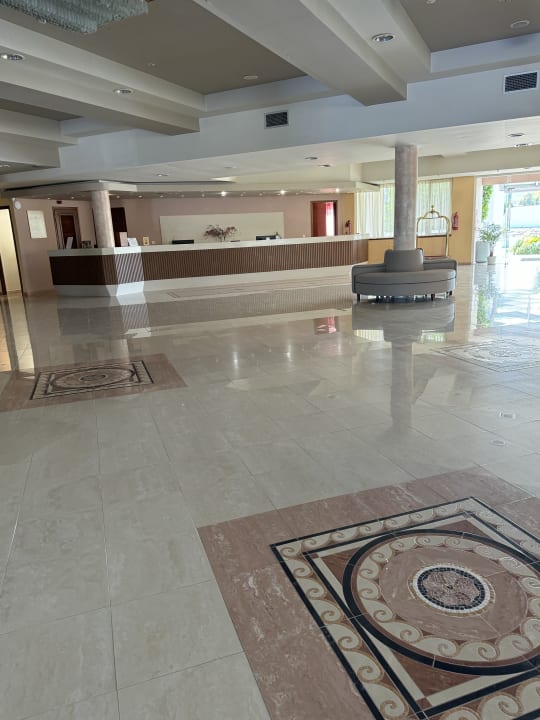 Lobby Sovereign Beach Hotel
