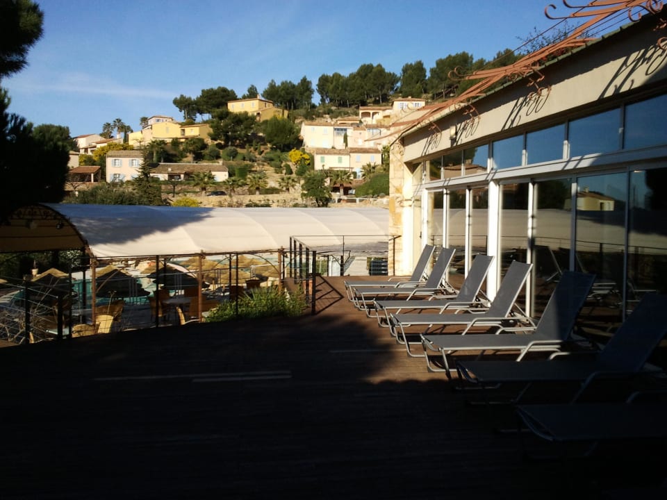 Solarium extérieur de la piscine intérieure Le Fregate Provence