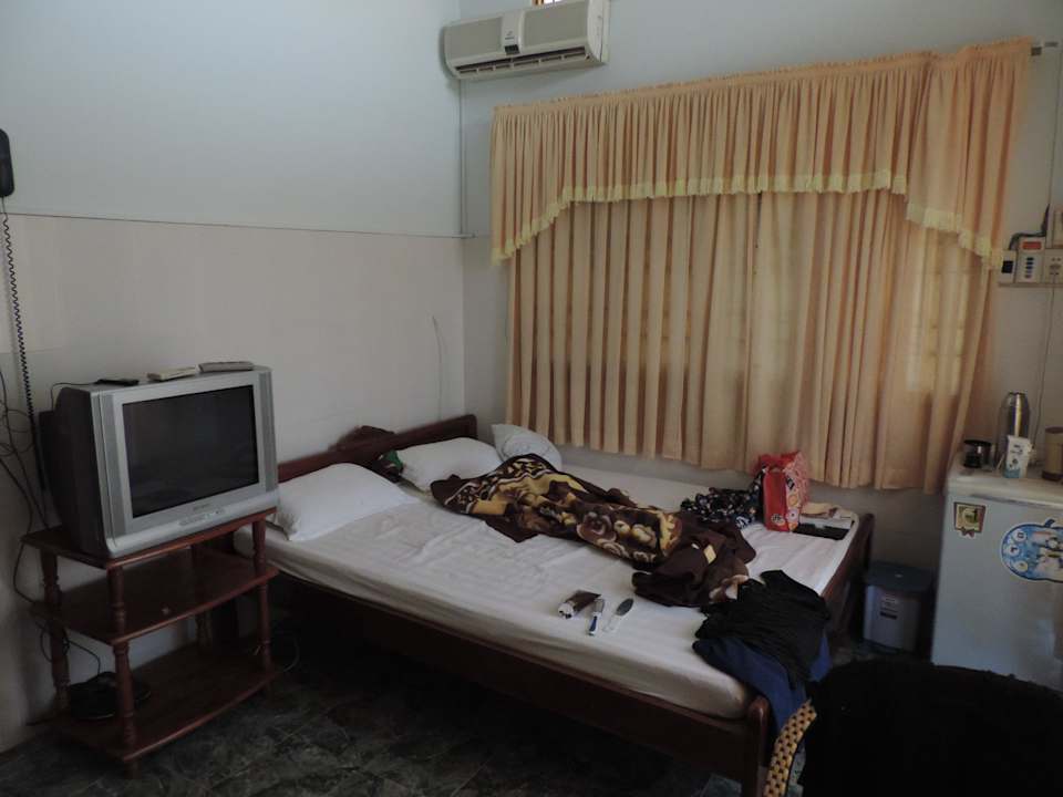 Doppelbett mit TV und Kühlschrank Guesthouse Hai Hien